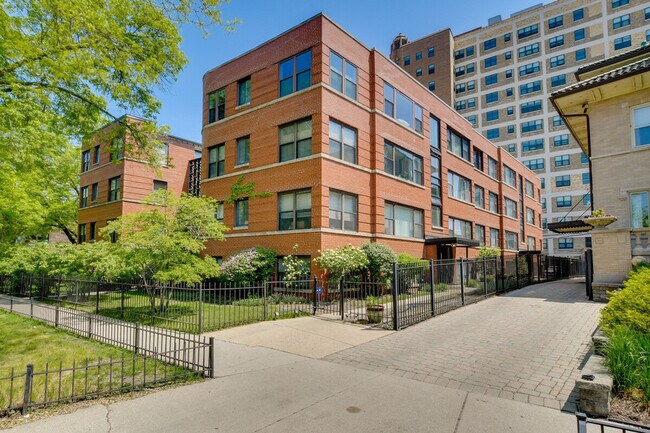 Building Photo - 7425 N Sheridan Rd