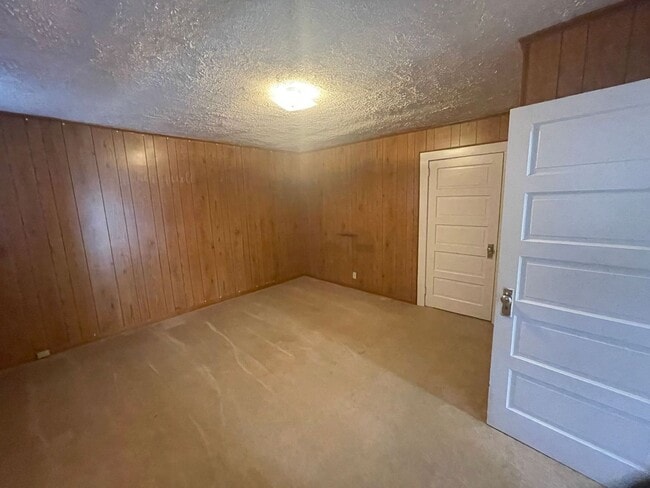 Building Photo - 2 bedroom 1 bath house available