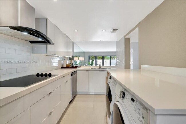 Building Photo - 2 bedroom in North Miami Beach FL 33179