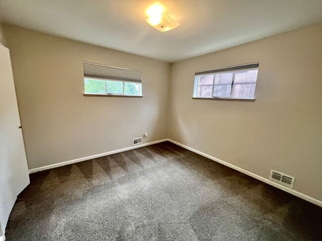 Building Photo - ** Move in Special** 3 bed 2 bath Ranch w/...