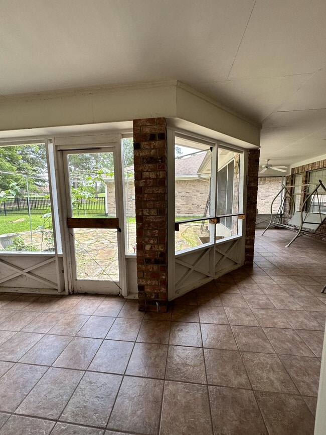 Building Photo - 1009 Augusta Dr