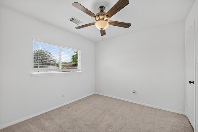 Building Photo - 1806 Oak Ridge Dr