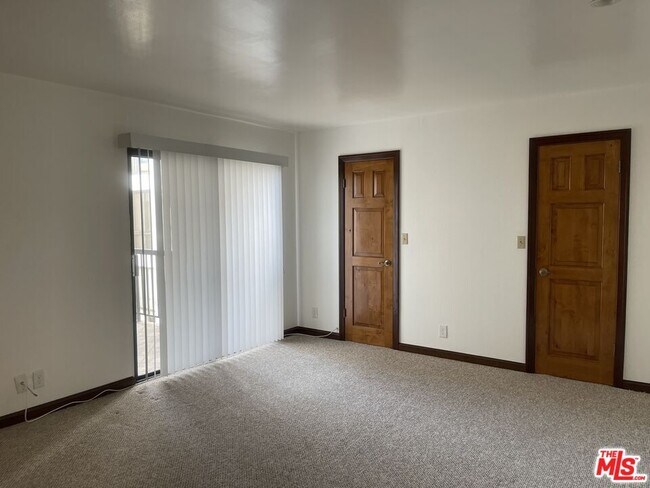 Building Photo - 906 N Doheny Dr