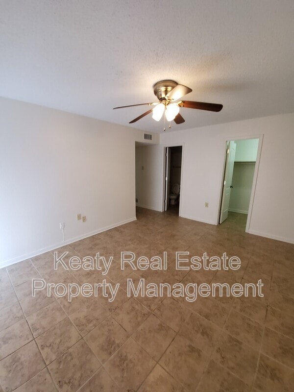 Building Photo - 803 Fox Run Ave