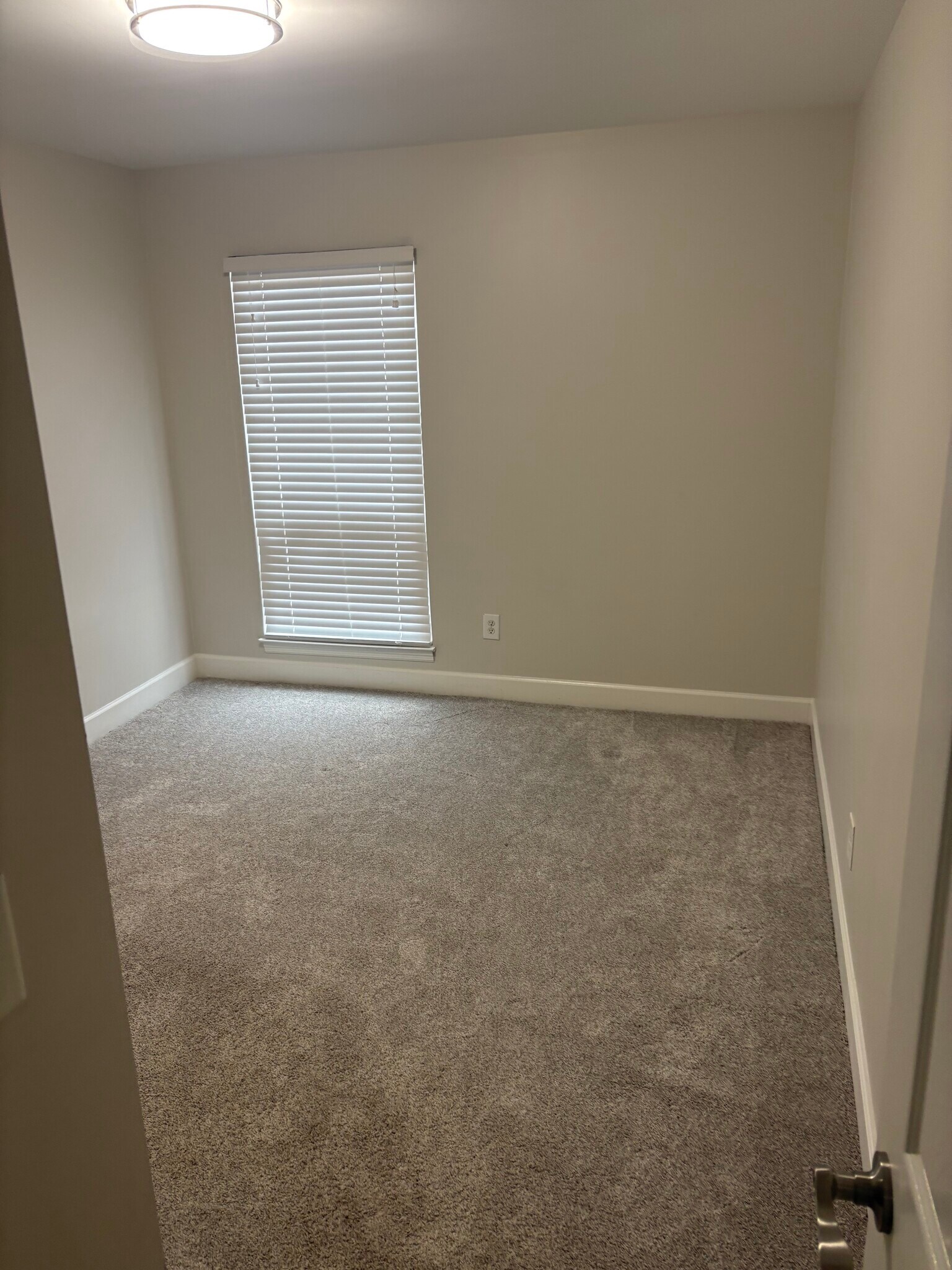 Building Photo - 515 Basswood Ave