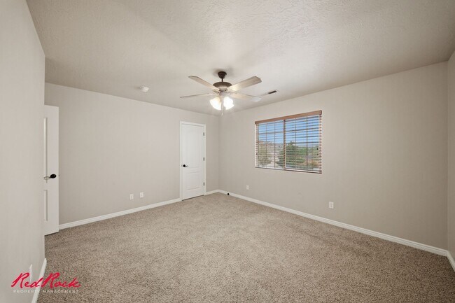 Building Photo - 2422 S River Rd