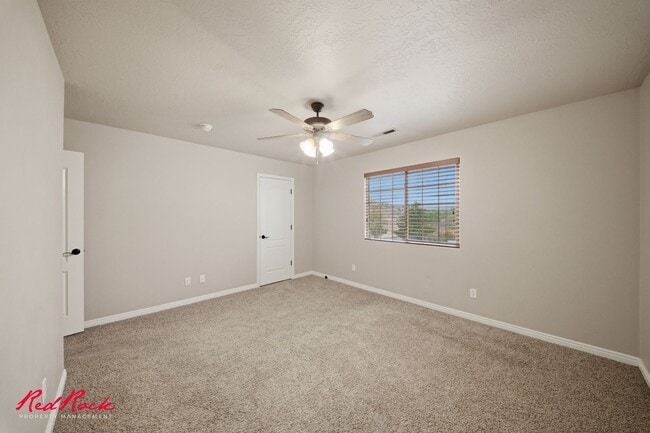 Building Photo - 3 Bedroom Townhome In Great Location!