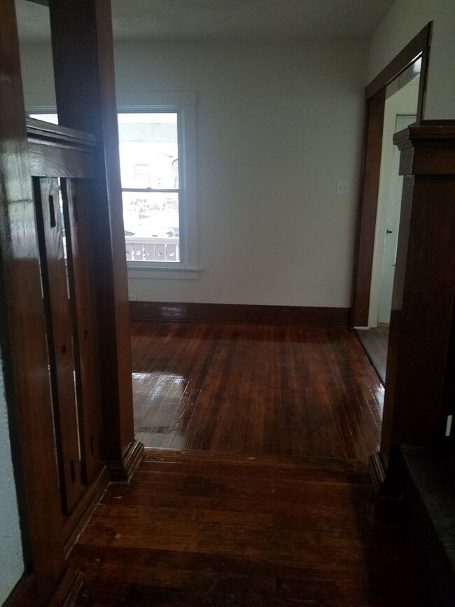 Building Photo - 3 BR 1 Bath - House off Broadway near Fost...