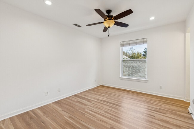 Building Photo - 6139 Belmont Ave