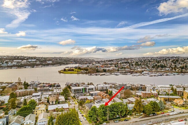 Building Photo - 1 Bedroom 1 Bathroom Eastlake Condo W/ Stunning Views