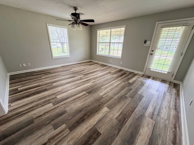 Building Photo - Updated 2 bedroom/1.5 bathroom home in Lake Charles with a large bonus room!