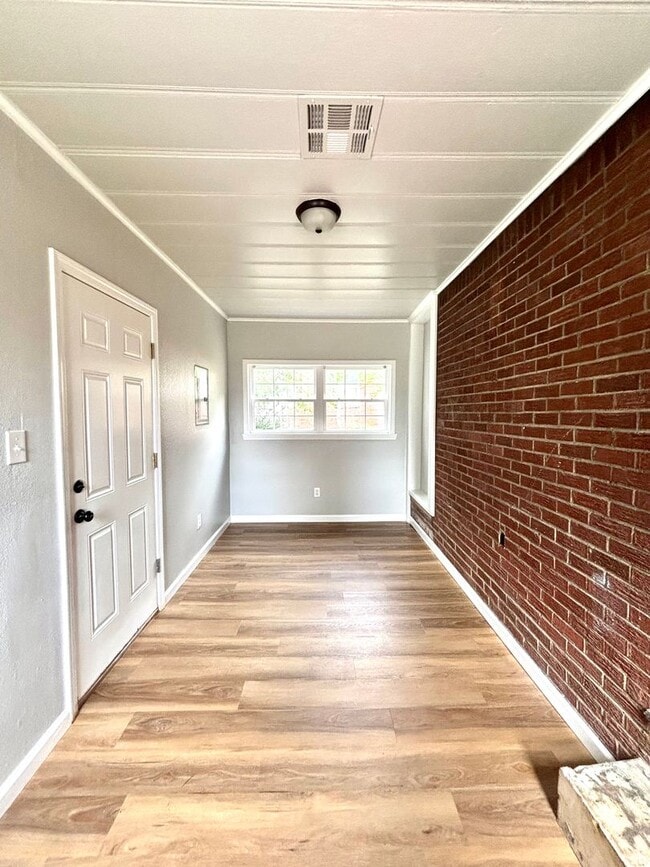 Building Photo - Newly Updated 2-bedroom, 1-bathroom Home