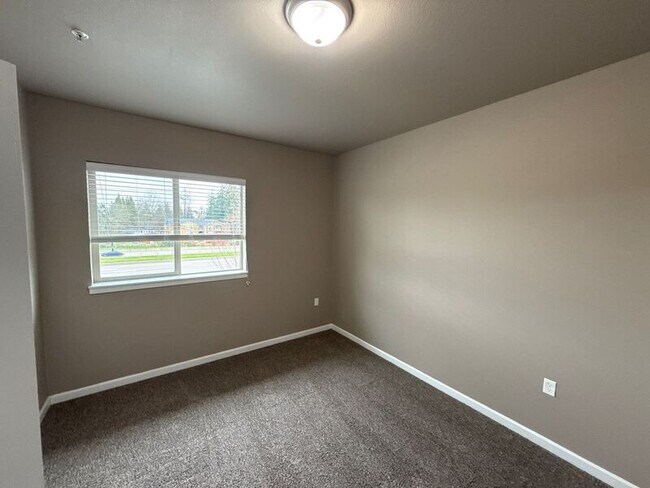 Building Photo - 4261 Hawthorne Ave NE