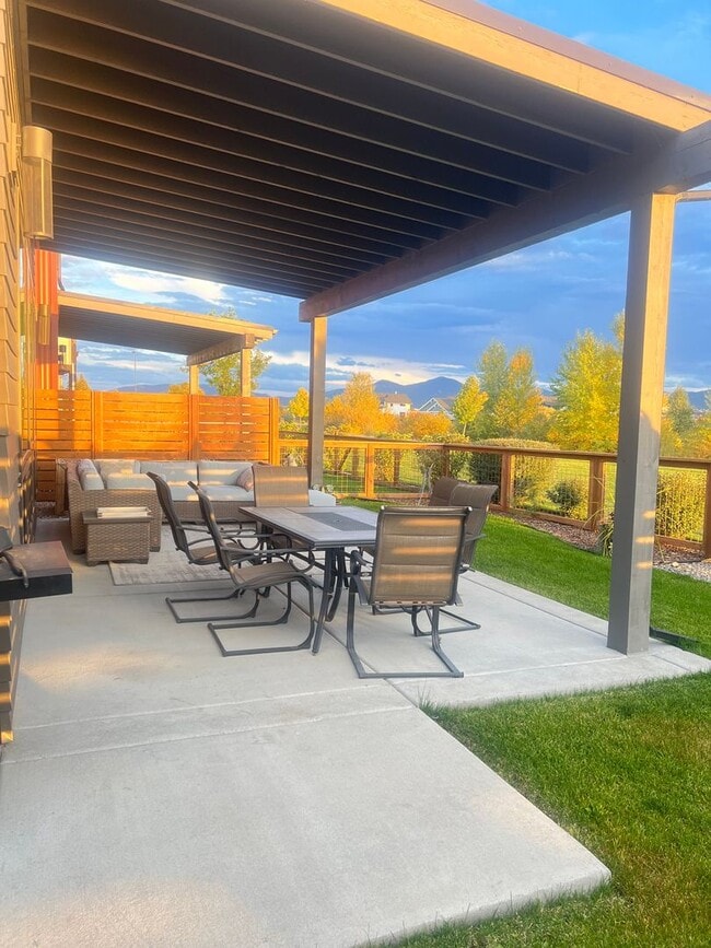 Building Photo - Stunning Fully Furnished Townhome with Lak...