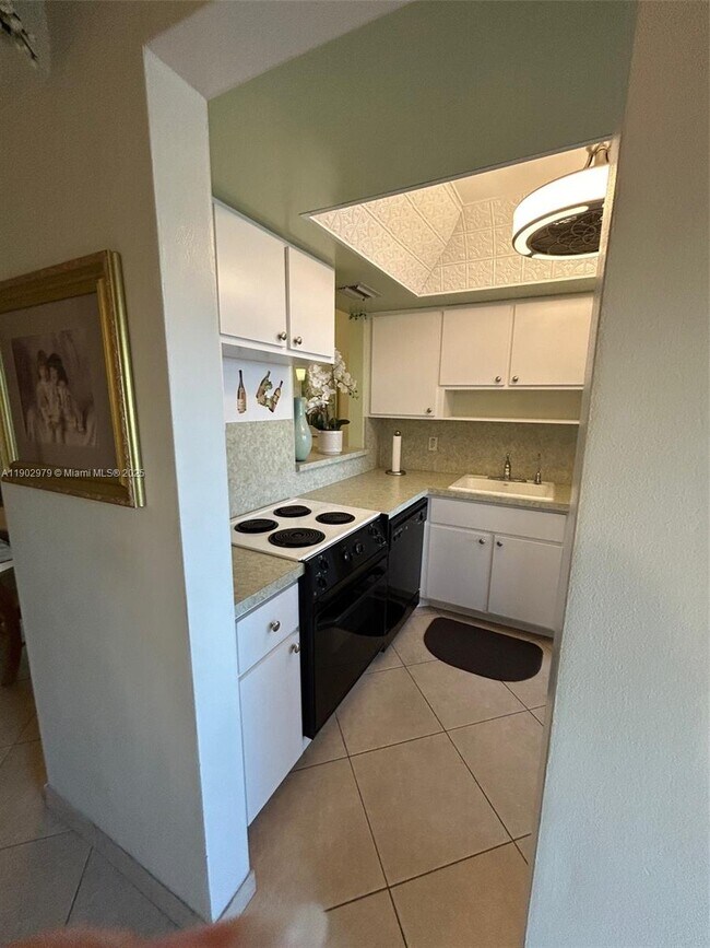 Building Photo - 1333 E Hallandale Beach Blvd