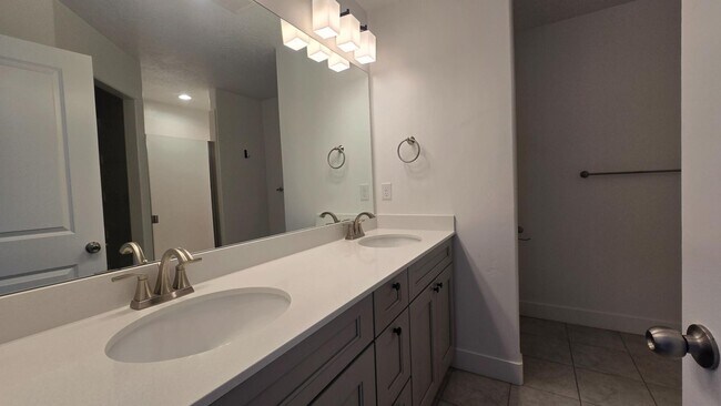 Building Photo - 12977 S Oberon Ln