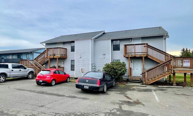Building Photo - Spacious, two bedrooms, one bath in the Ro...