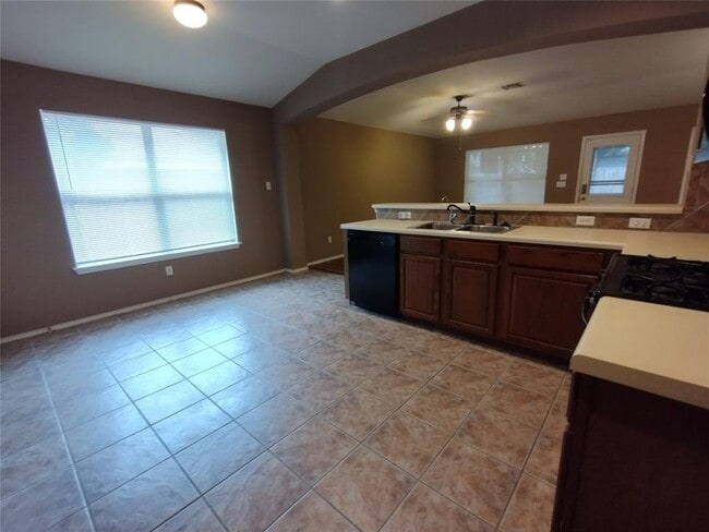Building Photo - 136 Trinity Dr