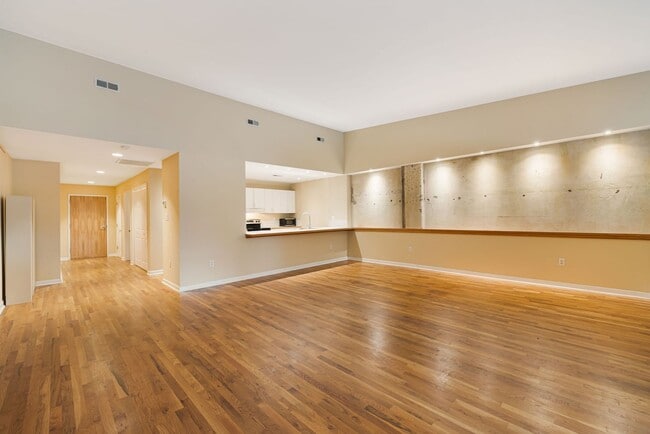 Building Photo - Stylish Studio Condo in Downtown Asheville – Rare Top-Floor Find