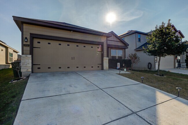 Building Photo - New one story rental home in NE San Antonio available for asap move in.