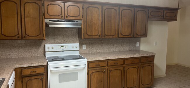 Building Photo - 3 Bedroom 2 Bath Home HOUSING ACCEPTED!