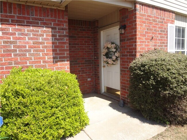 Building Photo - Updated 3-bedroom 2 bath home in Fayettevi...