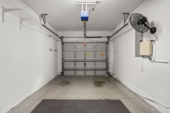 Building Photo - 9720 Carlsdale Dr