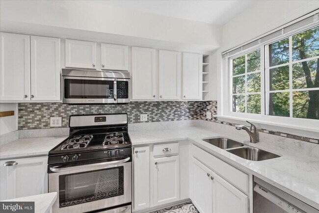 Building Photo - 3226 Gunston Rd