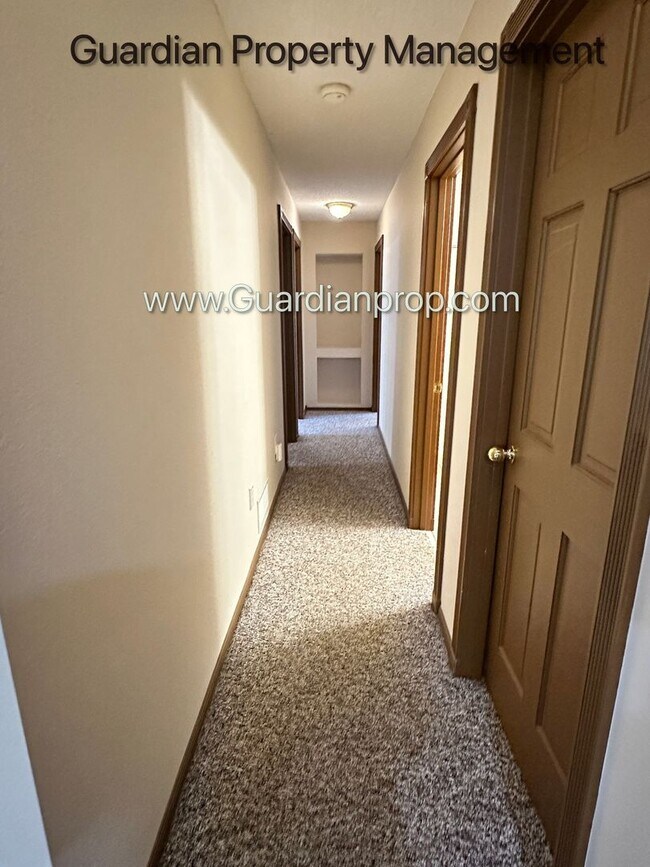 Building Photo - Eagan Single Family Home, 3 Car Garage, La...