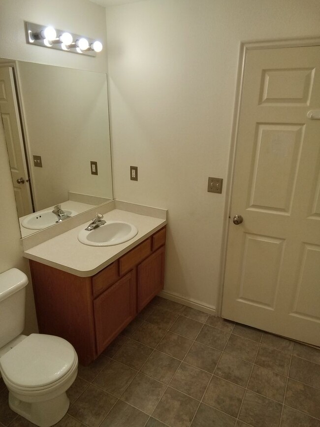 Building Photo - Willow Springs Condo