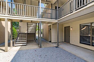 Building Photo - 1 Bedroom Downstairs Condo Community Pool
