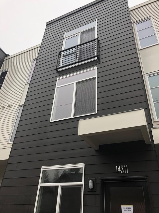 Building Photo - Great Townhome for Rent