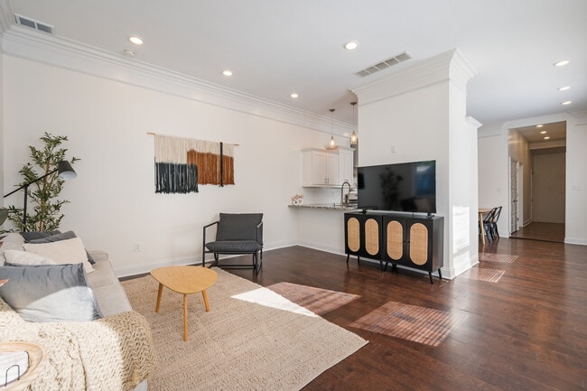 Building Photo - 951 Charles St