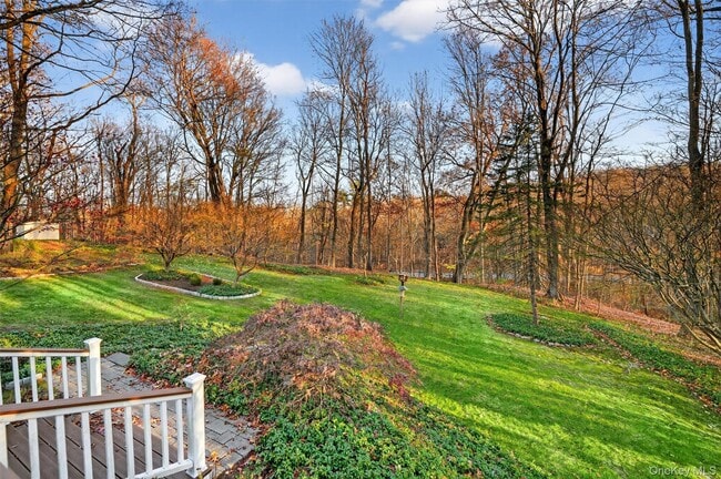 Building Photo - 350 Spring St