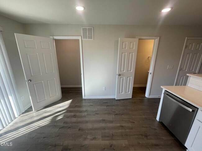 Building Photo - 1003 Peony Ln