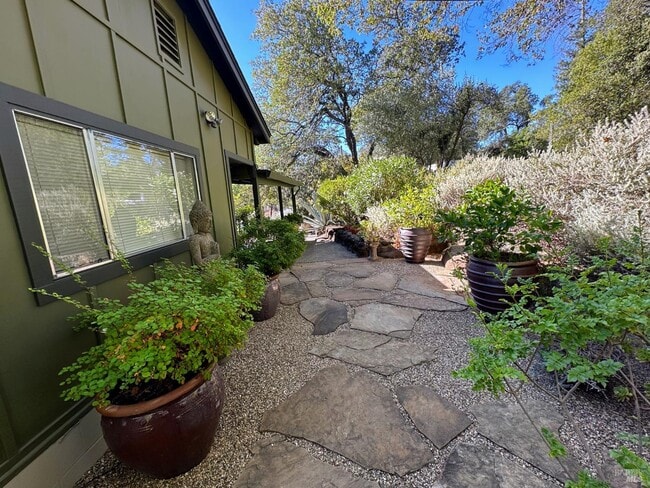 Building Photo - 926 Champion Ln