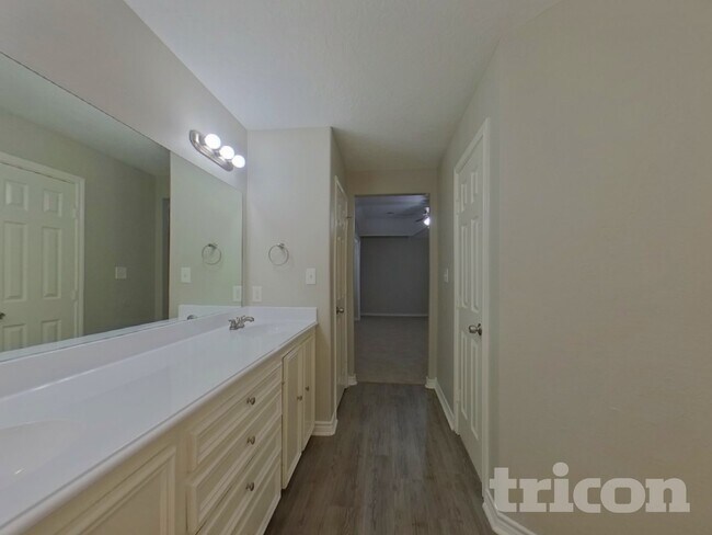 Building Photo - 729 Forest Ln Dr