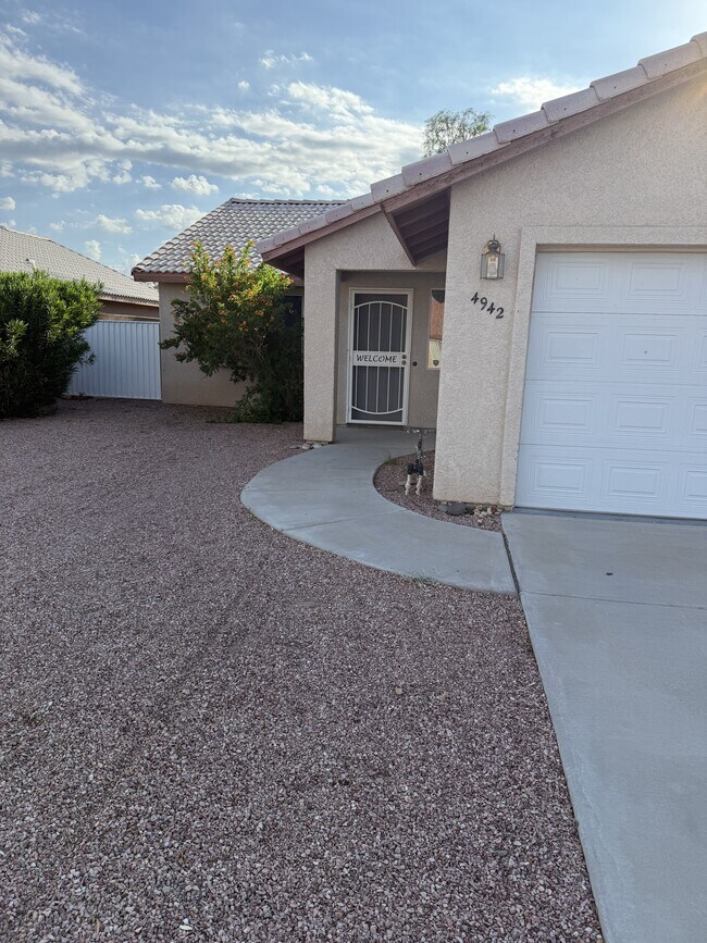 Building Photo - 4942 S Rinaldi Dr