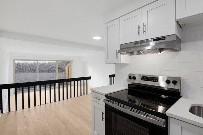 Building Photo - Now Pre-Leasing for April – August 2026: Fully Renovated 1BR Overlooking Riverview Park