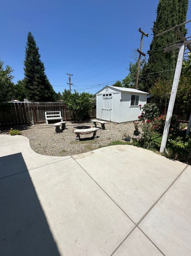 Building Photo - 909 E Olive Ave