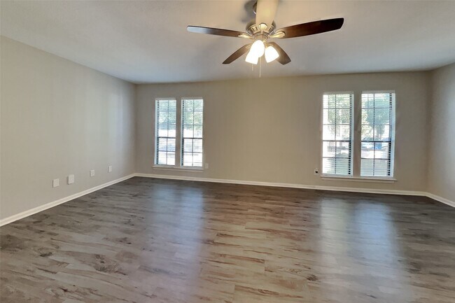 Building Photo - 2615 Silver Falls Dr
