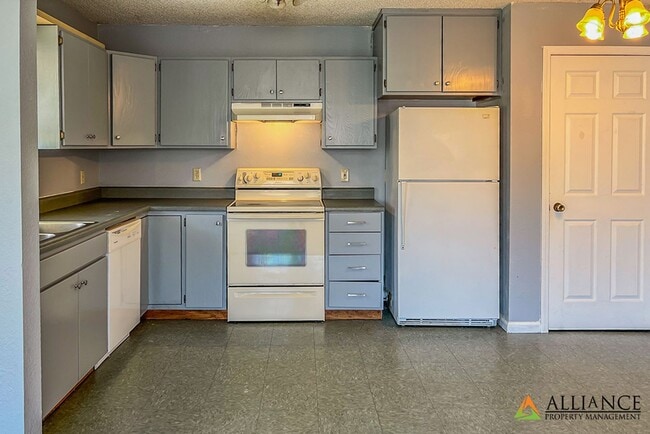 Building Photo - Spacious Rooms & Close to Downtown
