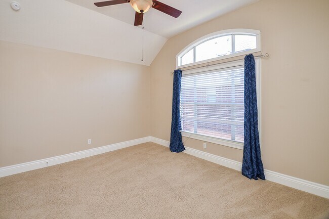 Building Photo - 5835 Stratford Gardens Dr