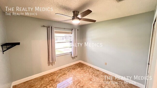 Building Photo - 999 Mancha Real Dr