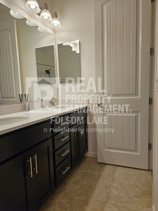 Building Photo - Spacious 3 bedroom 2.5 bath in the Westsho...