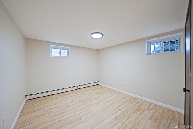 Building Photo - 45 Roslyn Rd