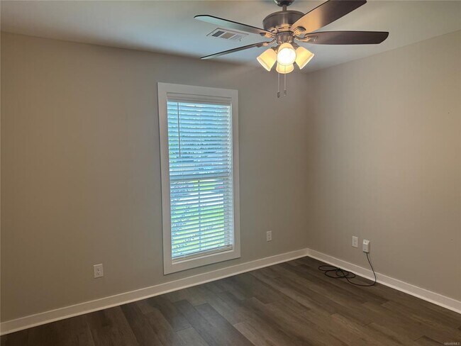 Building Photo - 107 Fox Run Dr