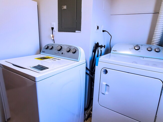 Building Photo - 7165 Cross St