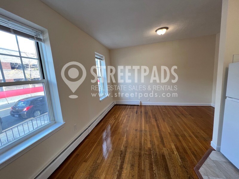 Building Photo - 172 N Beacon St