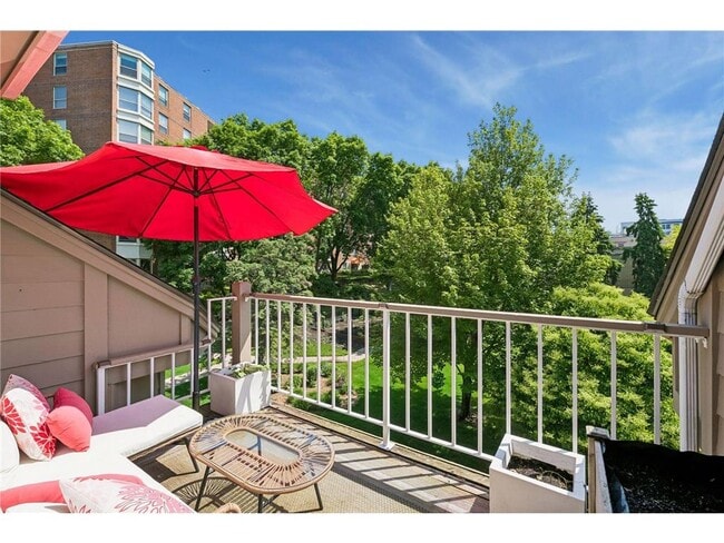 Building Photo - 2831 Kenwood Isles Dr